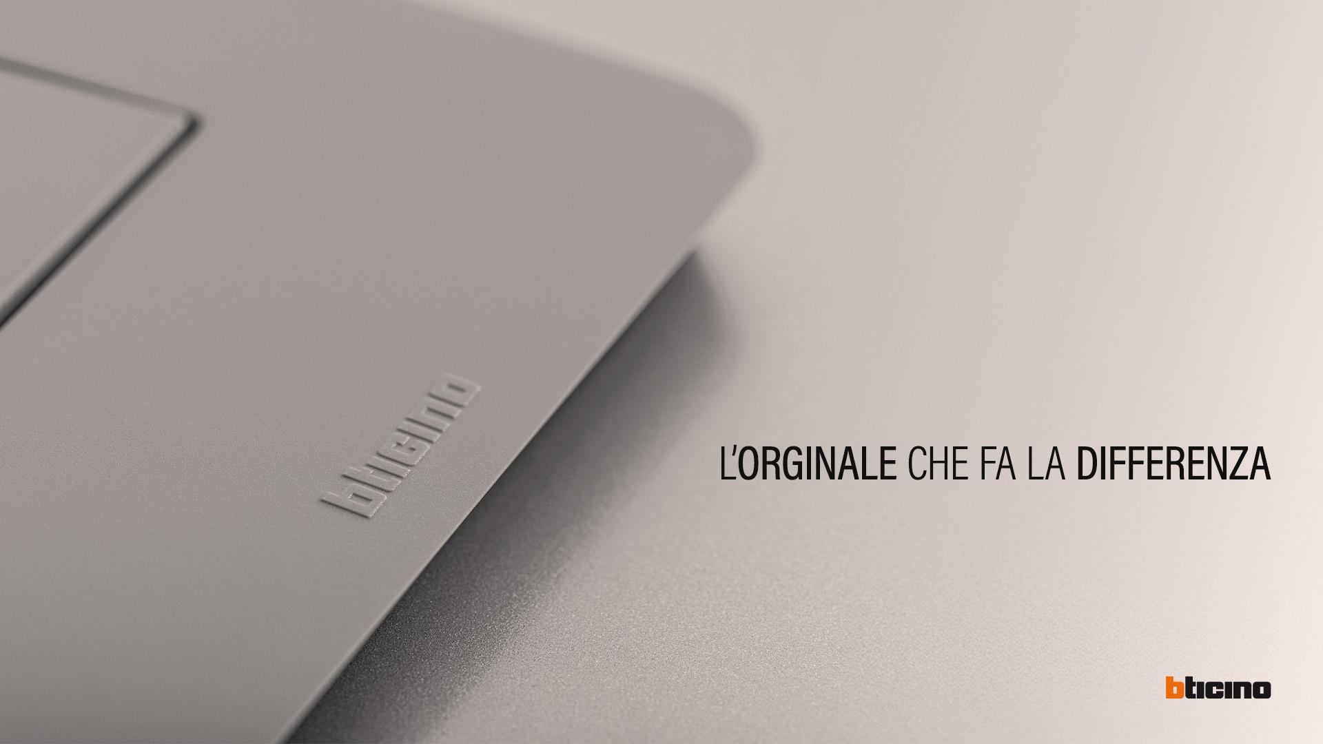 L'originale che fa la differenza. Dettaglio del marchio BTicino in rilievo su una placca. 