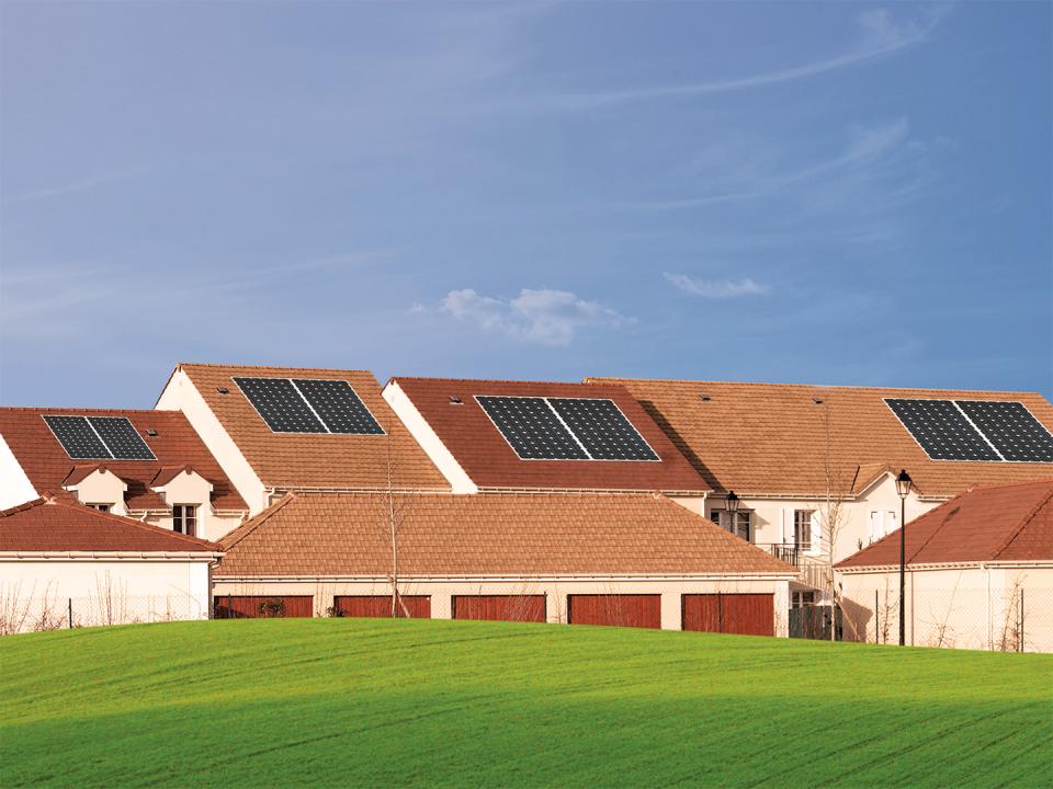 Schiera di villette con pannelli fotovoltaici sui tetti
