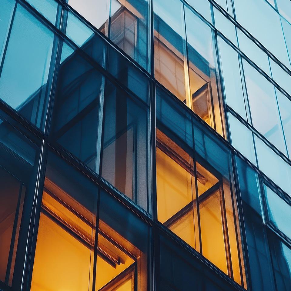 Facciata di un edificio moderno in vetro.