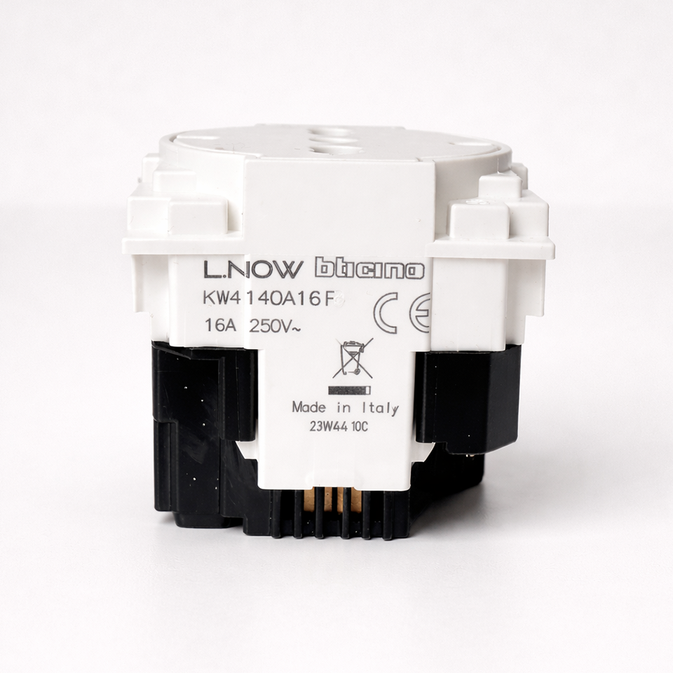 Presa schuko originale con logo BTicino e marchi CE, L.NOW e Made in Italy stampati.