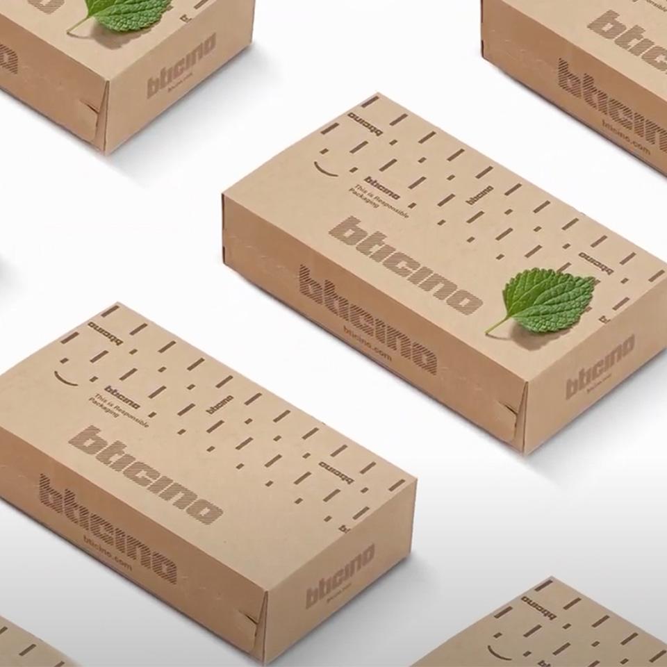 Scatole di cartone BTicino disposte su una superficie bianca.