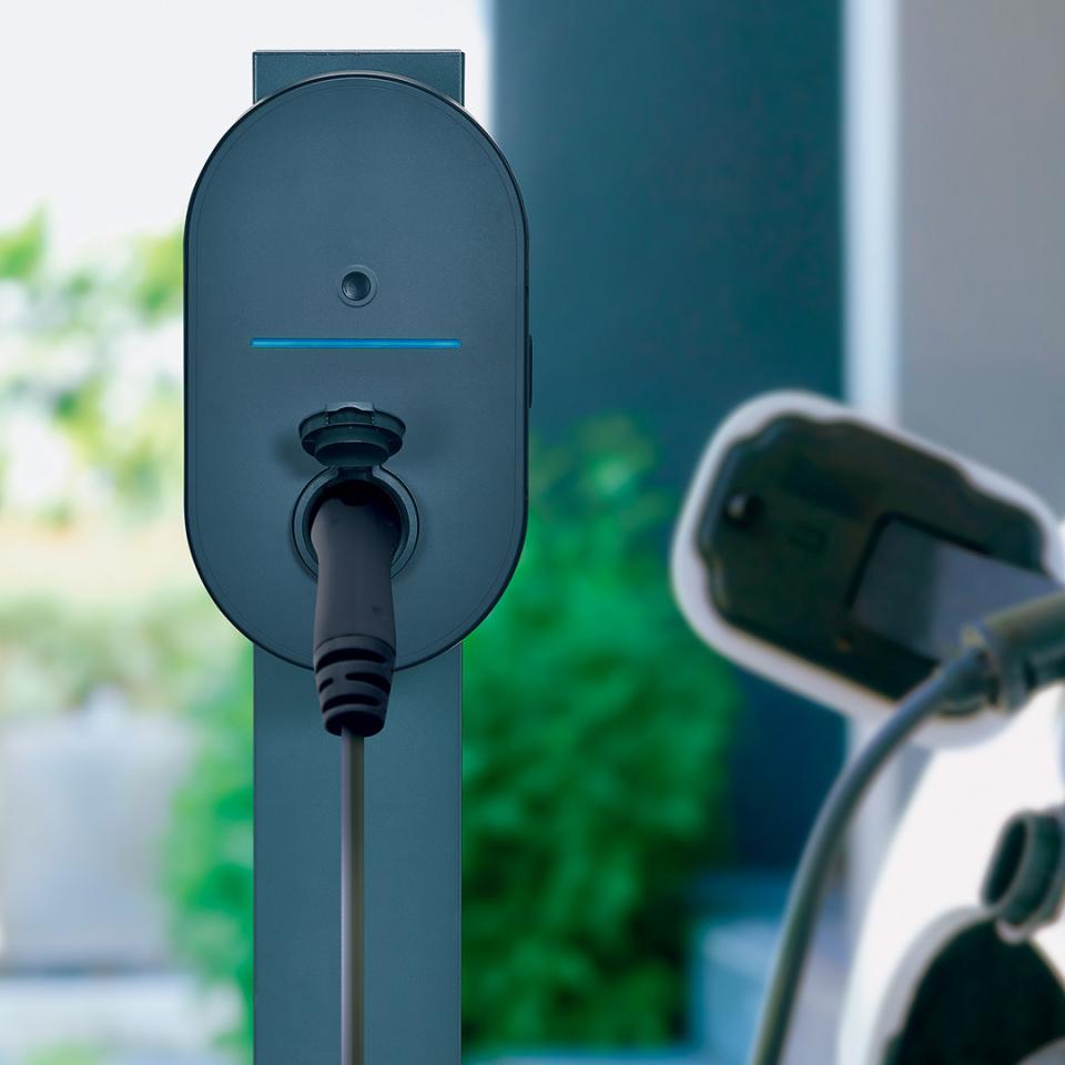 Auto elettrica in carica presso una colonnina Green'Up Home